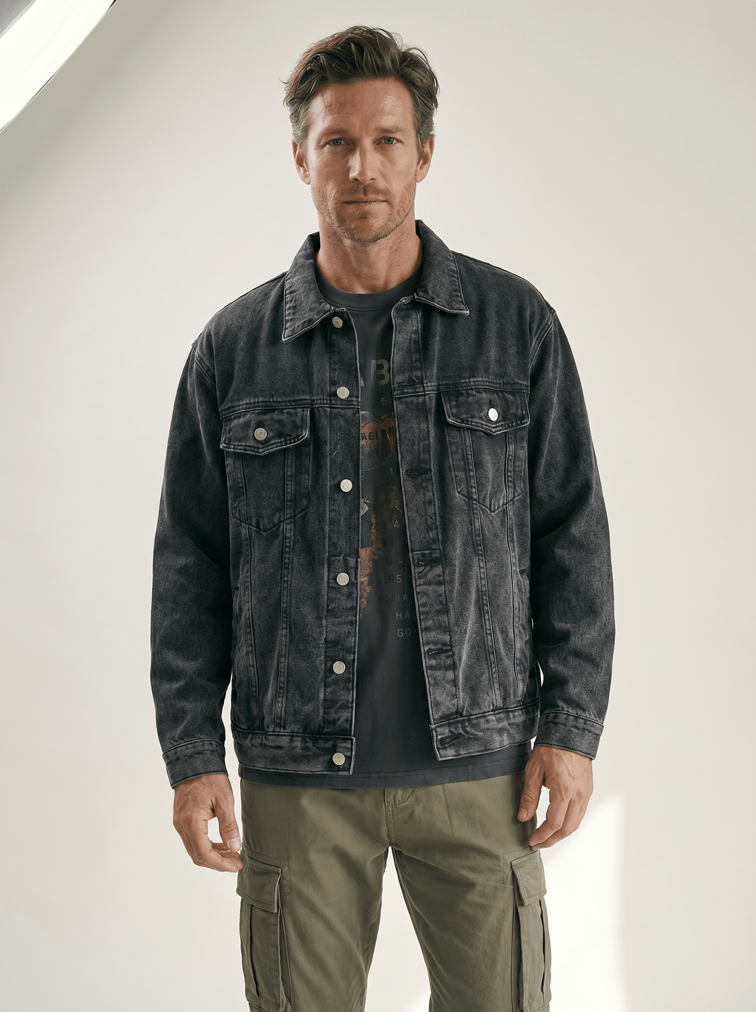 Light Wash Denim Trucker Jacket - vencé